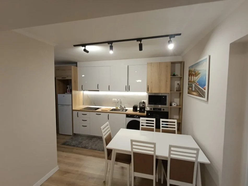 jepet me qera apartament 1+1+Aneks+Ballkon Kati 4, 65 m² 450 € (Pran spitalit nen tereza)