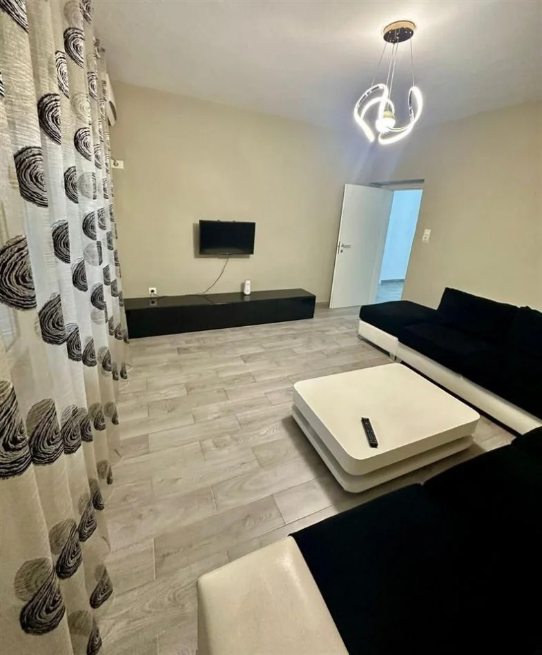 Tirane, jepet me qera apartament 2+1 Kati 4, 550 € (Ali demi)