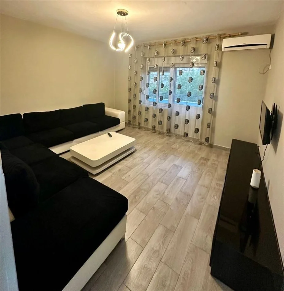 Tirane, jepet me qera apartament 2+1 Kati 4, 550 € (Ali demi)