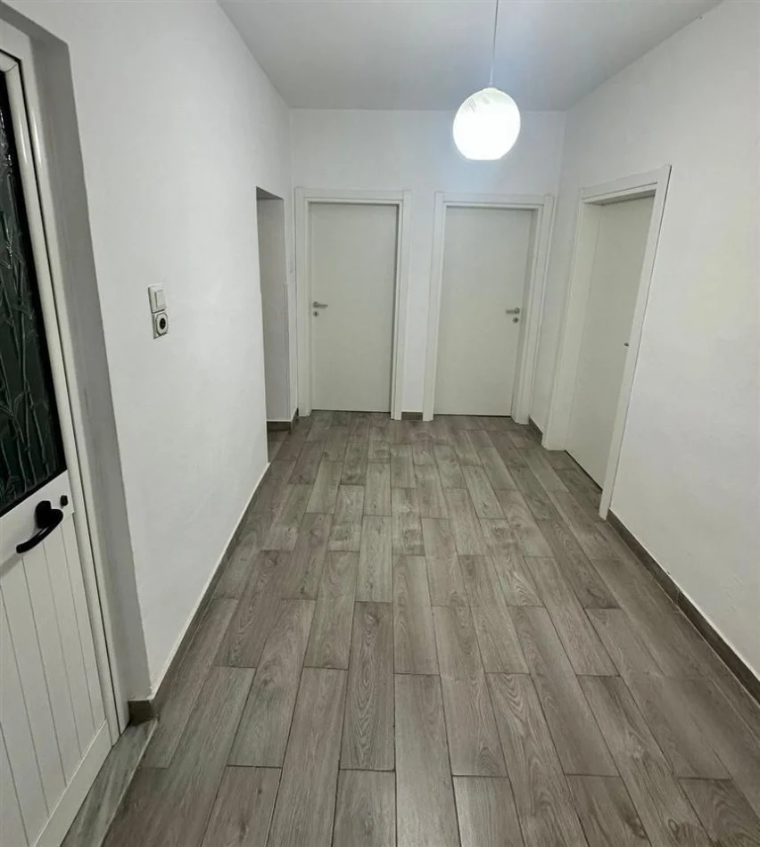 Tirane, jepet me qera apartament 2+1 Kati 4, 550 € (Ali demi)