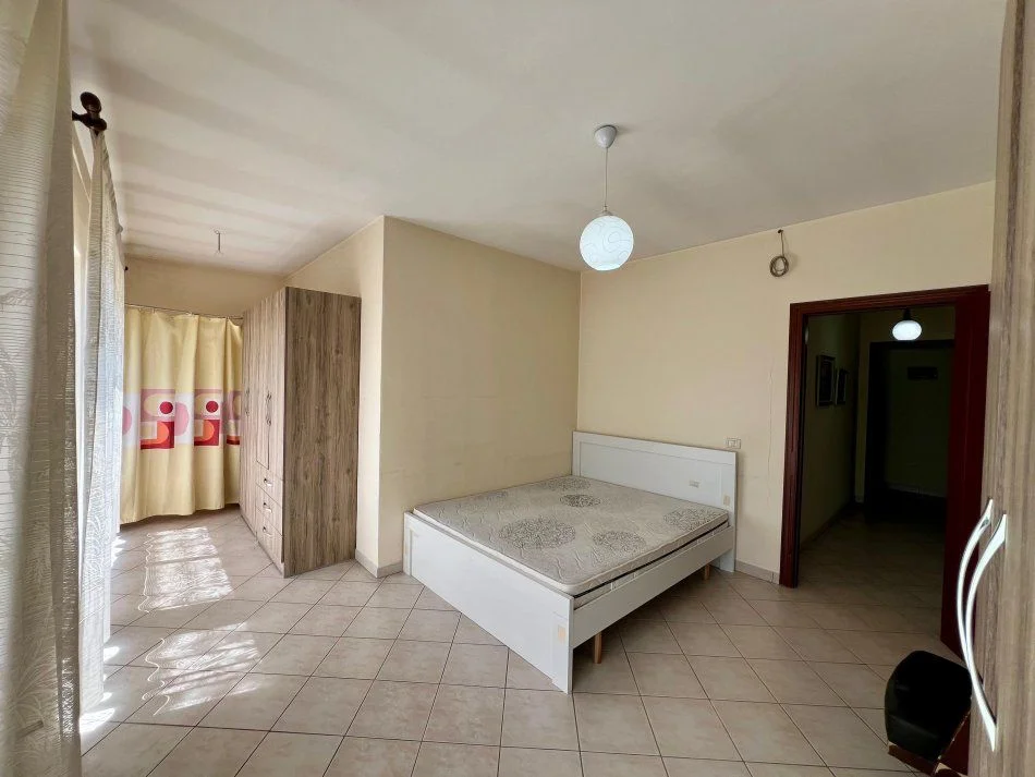 Tirane, jepet me qera apartament 2+1 , 60 € (Laprake)