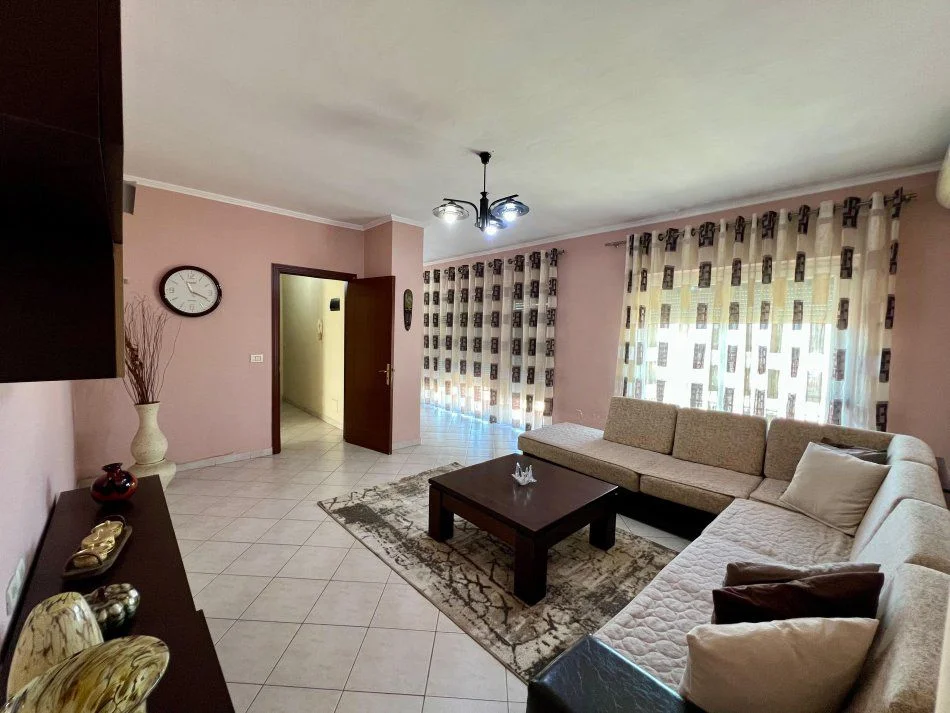 Tirane, jepet me qera apartament 2+1 , 60 € (Laprake)