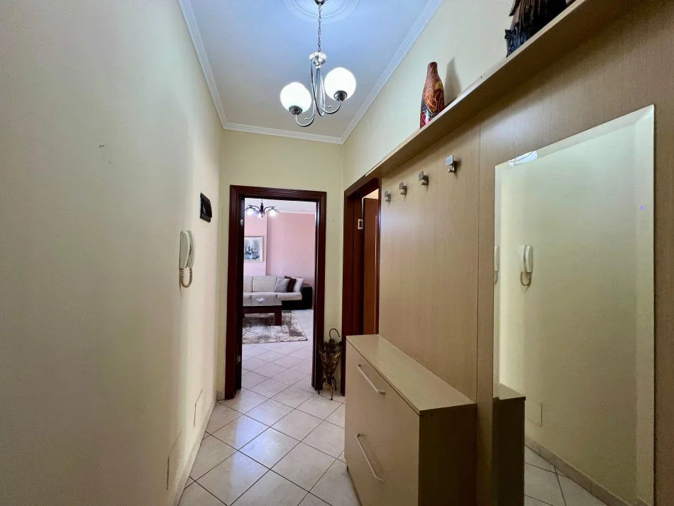 Tirane, jepet me qera apartament 2+1 , 60 € (Laprake)