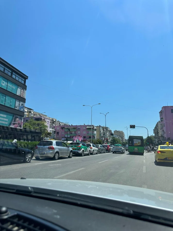 Tirane, jepet me qera garsonier , 300 € 