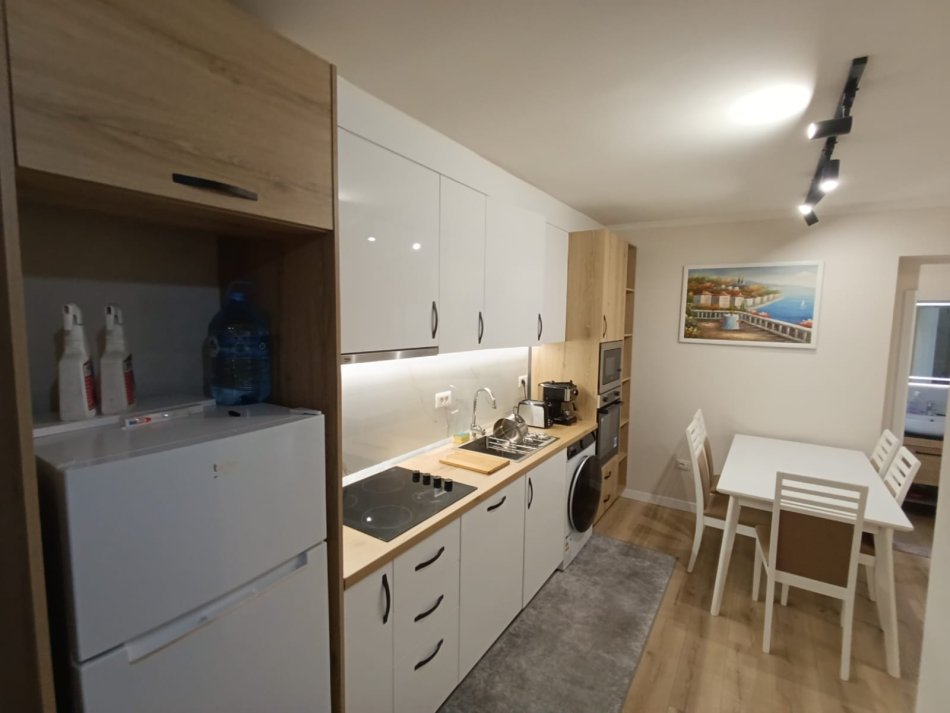 Tirane, jepet me qera apartament 1+1+Aneks+Ballkon Kati 4, 65 m² 450 € (Tek shkolla bashkuar)