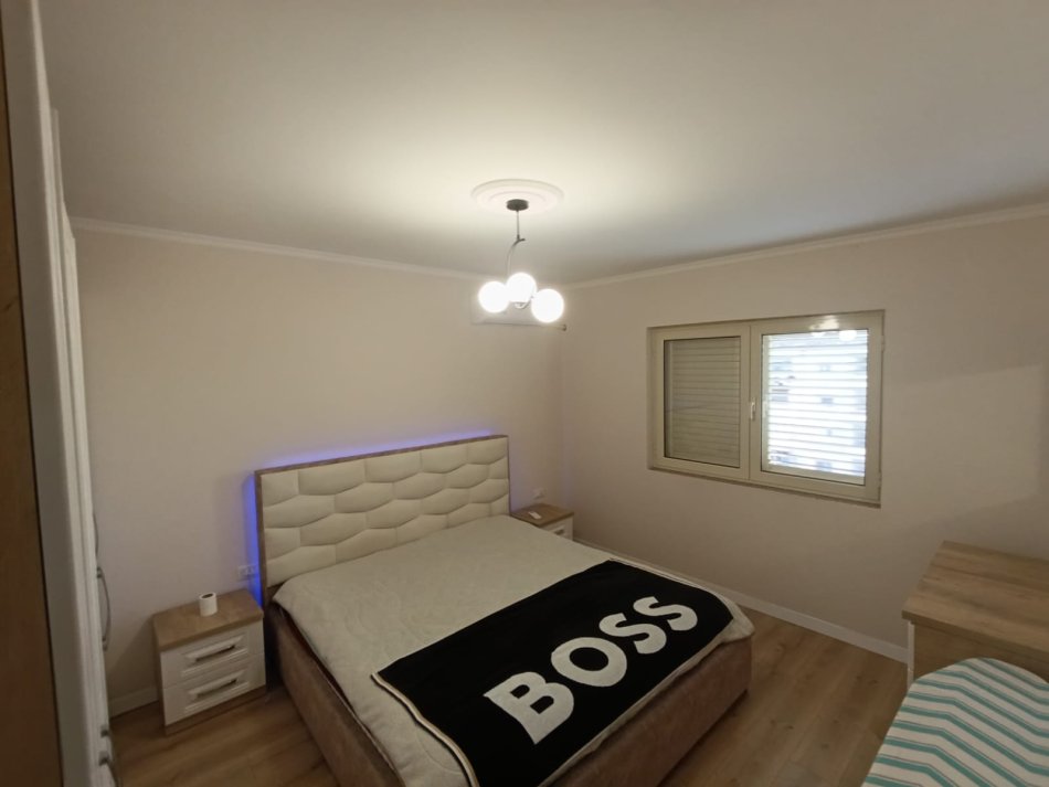 Tirane, jepet me qera apartament 1+1+Aneks+Ballkon Kati 4, 65 m² 450 € (Shkolla bashkuar)