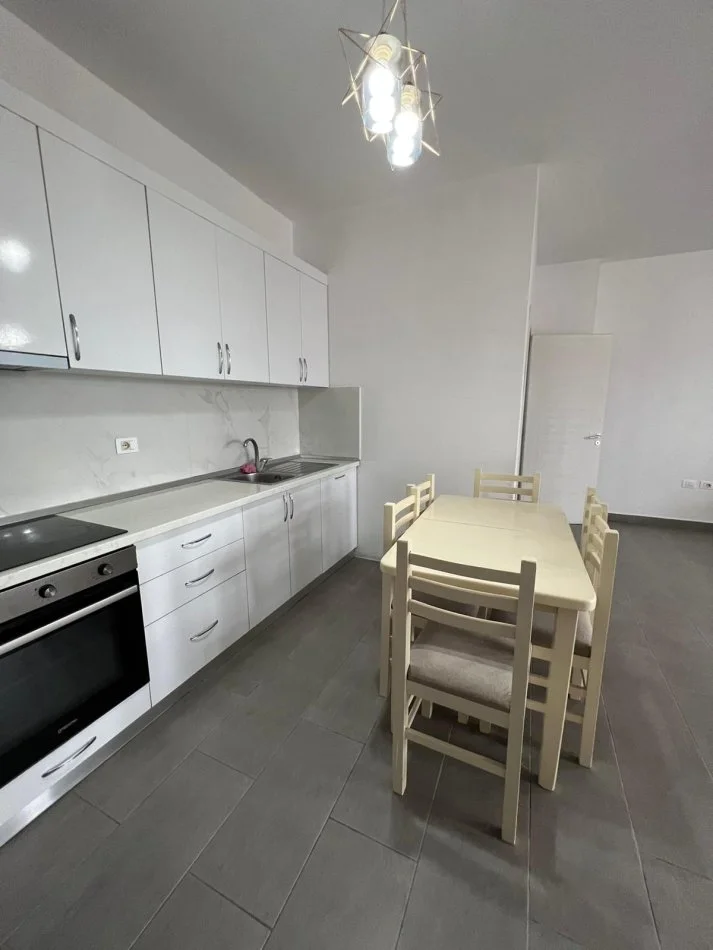 Tirane, shitet apartament 2+1+Ballkon,Kati 5,PALLAT 8 KATESH.SIPERFAQE111 m²= 103.000 € (KAMEZ,BULEVARDI BLU)