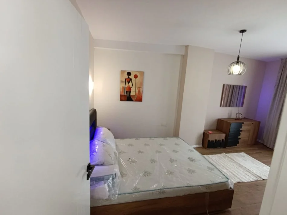 Tirane, jepet me qera apartament 2+1+Aneks+Ballkon Kati 3, 106 m² 1.000 € (Qender)