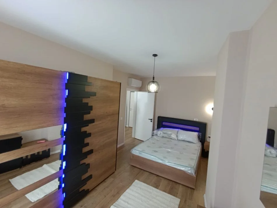 Tirane, jepet me qera apartament 2+1+Aneks+Ballkon Kati 3, 106 m² 1.000 € (Qender)