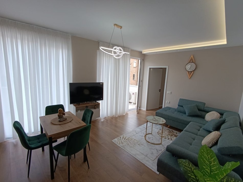 Tirane, jepet me qera apartament 2+1+Aneks+Ballkon Kati 3, 106 m² 1.000 € (Qender rruga barrikadave)