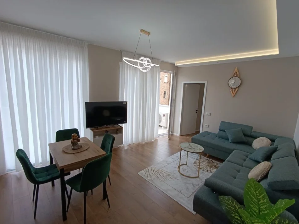 Tirane, jepet me qera apartament 2+1+Aneks+Ballkon Kati 3, 106 m² 1.000 € (Qender rruga barrikadave)