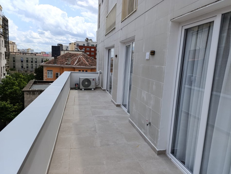Tirane, jepet me qera apartament 2+1+Aneks+Ballkon Kati 3, 106 m² 1.000 € (Qender rruga barrikadave)