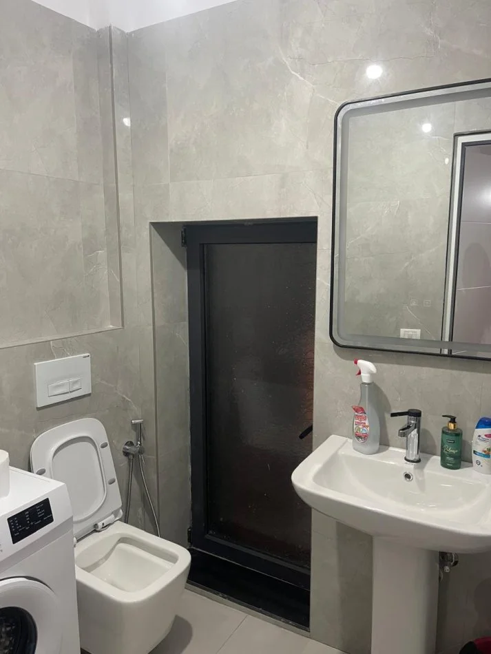 Tirane, jepet me qera shtepi 2+1 Kati 1, 350 € (Kombinat)