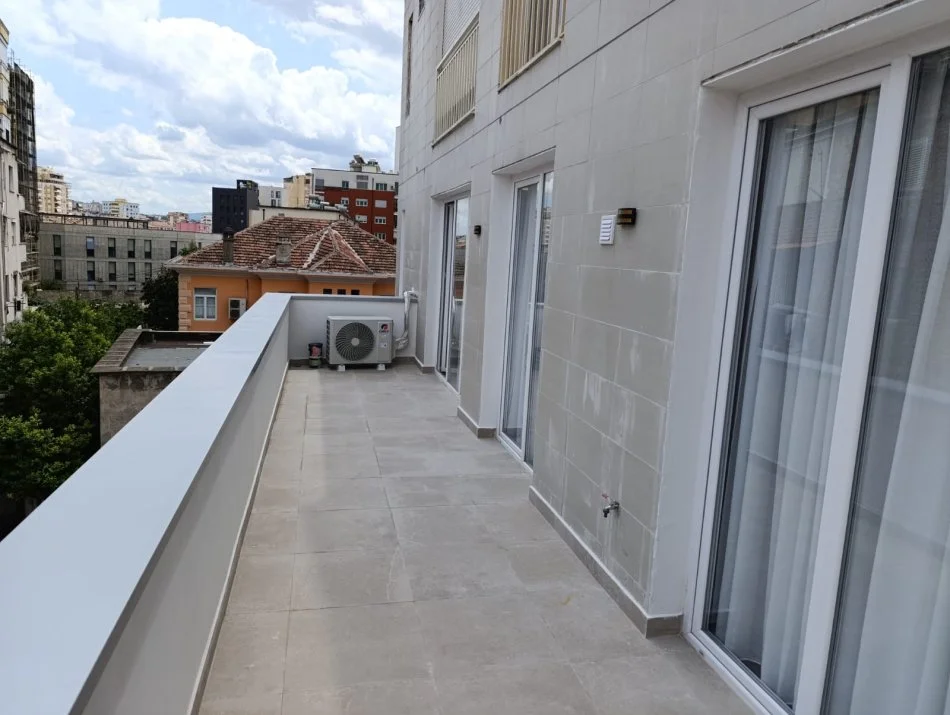 Tirane, jepet me qera apartament 2+1+Aneks+Ballkon Kati 3, 106 m² 1.000 € (Qender rruga barrikadave)