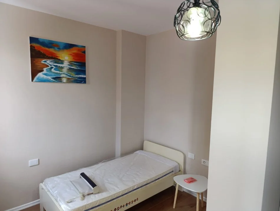 Tirane, jepet me qera apartament 2+1+Aneks+Ballkon Kati 3, 104 m² 999 € (Qender rruga barrikadave)
