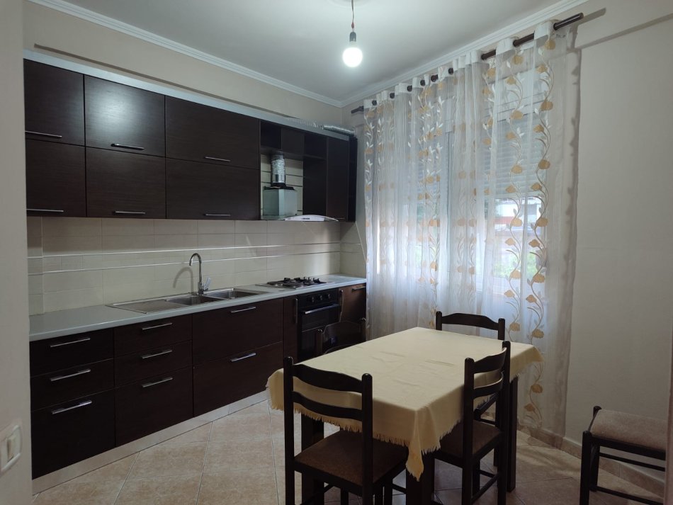 Tirane, jepet me qera apartament 2+1+Aneks+Ballkon Kati 2, 100 m² 500 € (Kopshti zoologkik)