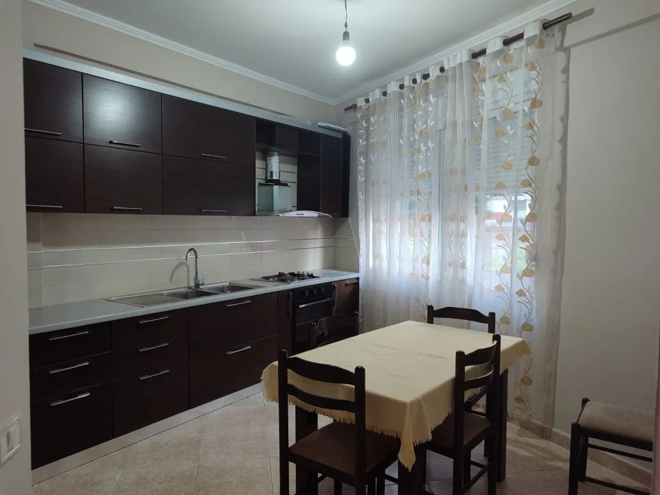 Tirane, jepet me qera apartament 2+1+Aneks+Ballkon Kati 2, 90 m² 500 € (Kopshti zoologjik)