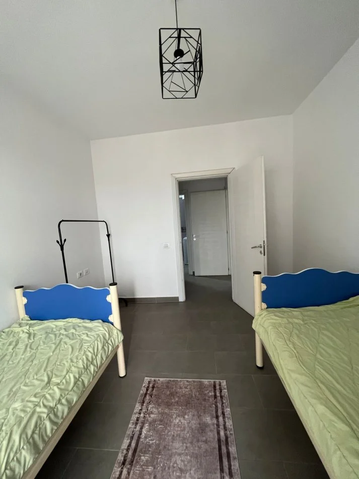 Tirane, shitet apartament 2+1+Ballkon,Kati 5,PALLAT 8 KATESH.SIPERFAQE111 m²= 103.000 € (KAMEZ,BULEVARDI BLU)