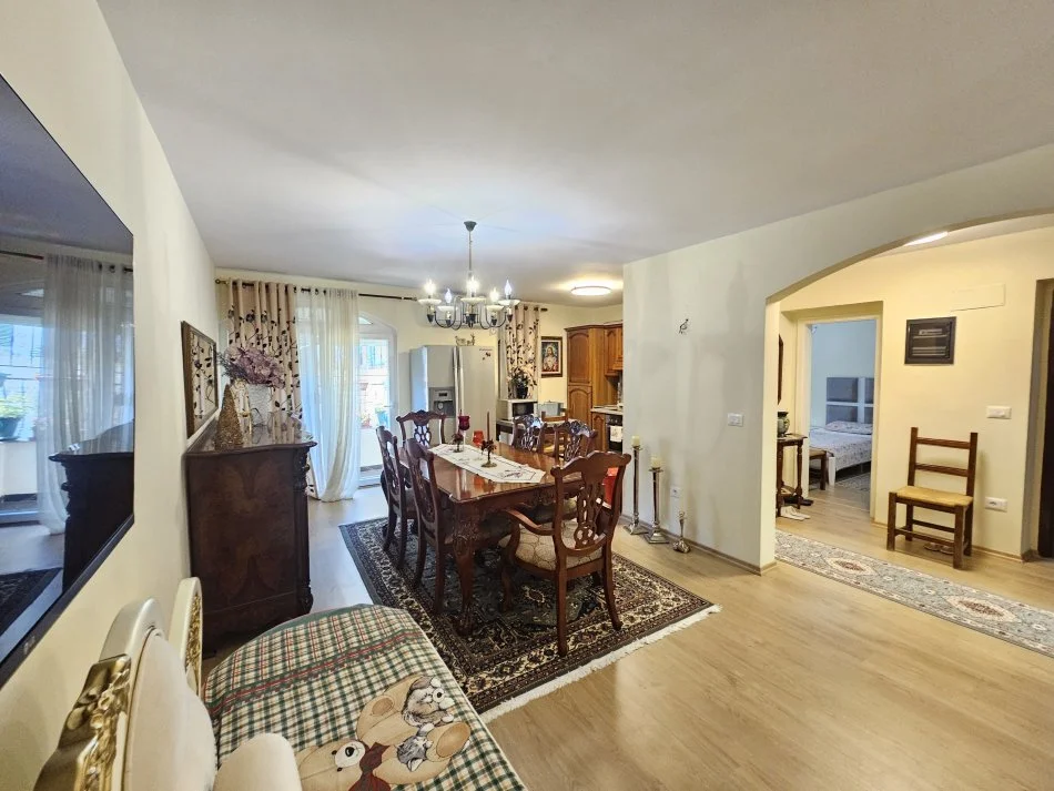 Tirane, shitet apartament 2+1+Ballkon Kati 2, 195.000 € 