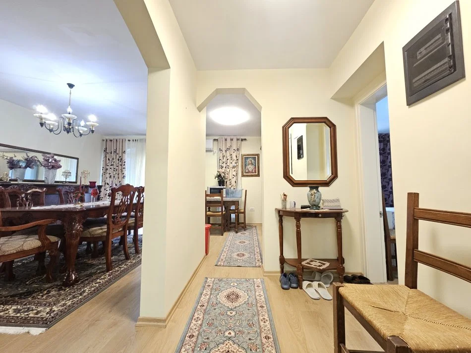 Tirane, shitet apartament 2+1+Ballkon Kati 2, 195.000 € 