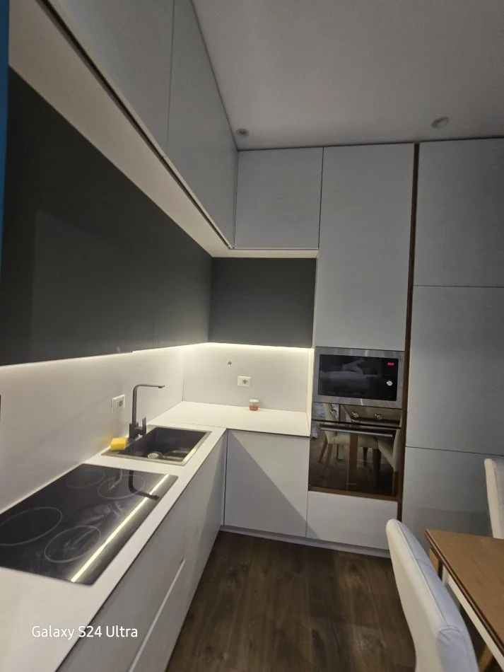 Tirane, jepet me qera apartament 1+1+Ballkon Kati 3, 75 m² 800 € (Kompleksi Delijorgji)