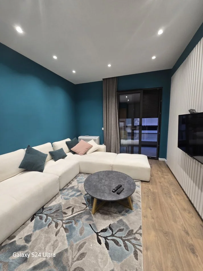 Tirane, jepet me qera apartament 1+1+Ballkon Kati 3, 75 m² 800 € (Kompleksi Delijorgji)