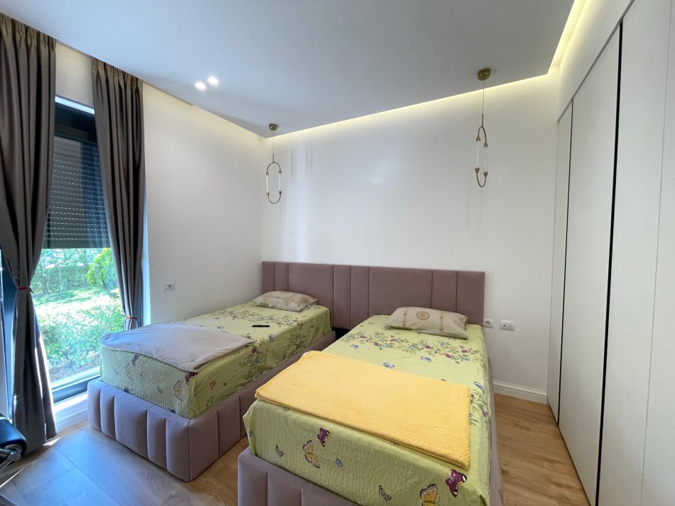 Tirane, jepet me qera apartament 3+1+Aneks+Ballkon Kati 3, 3.500 m² 3.500 € (BERZHIT)
