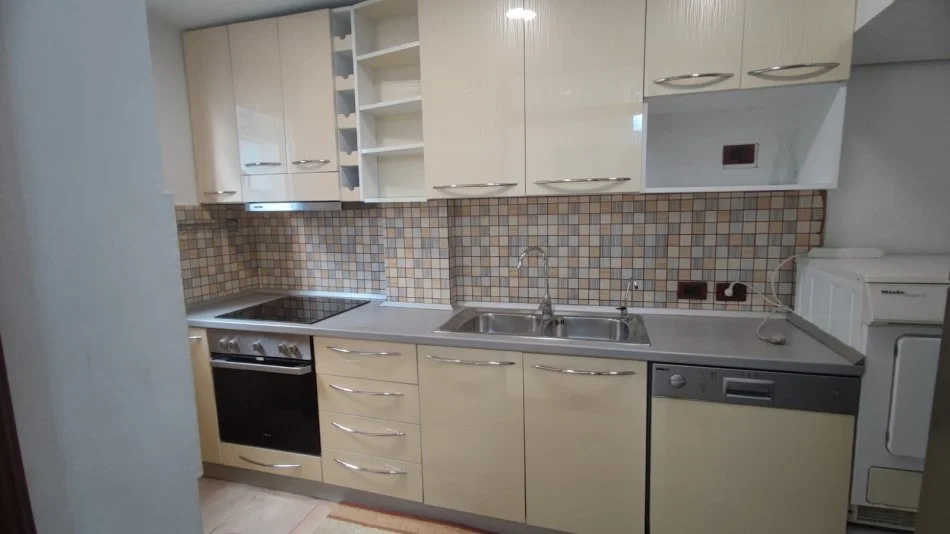 Tirane, shitet apartament 3+1+Aneks+Ballkon Kati 3, 100 m² 230.000 € (Bllok)