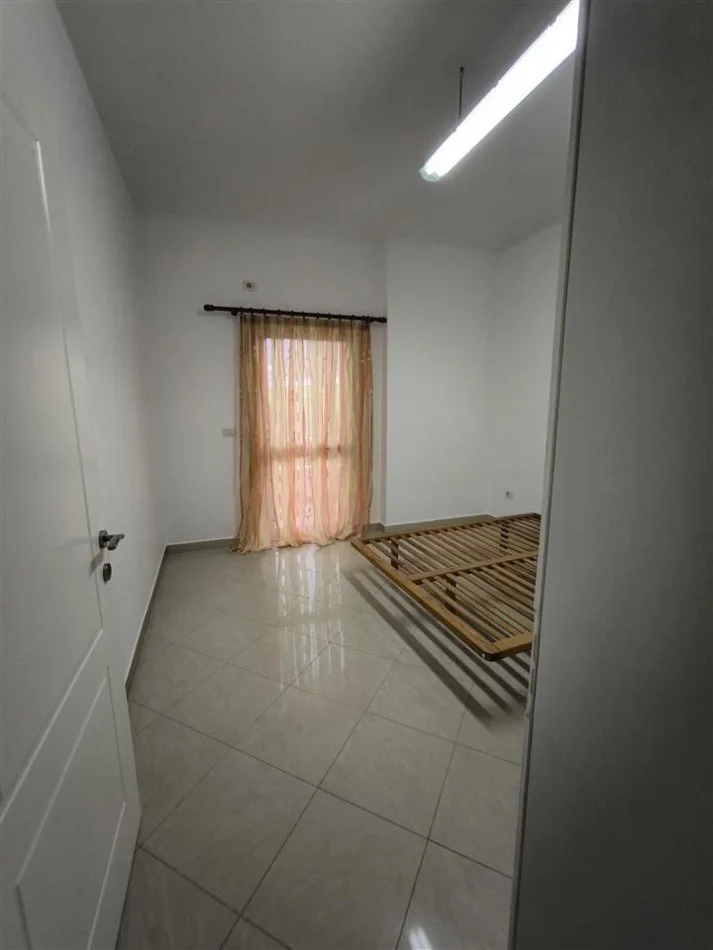 Tirane, jepet me qera apartament 1+1 Kati 1, 320 € (Kodra e priftit)