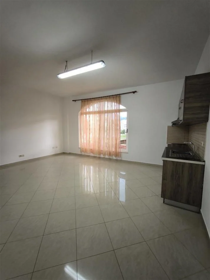 Tirane, jepet me qera apartament 1+1 Kati 1, 320 € (Kodra e priftit)