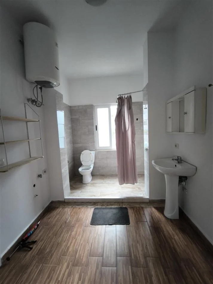 Tirane, jepet me qera apartament 1+1 Kati 0, 500 € (Bill klinton)