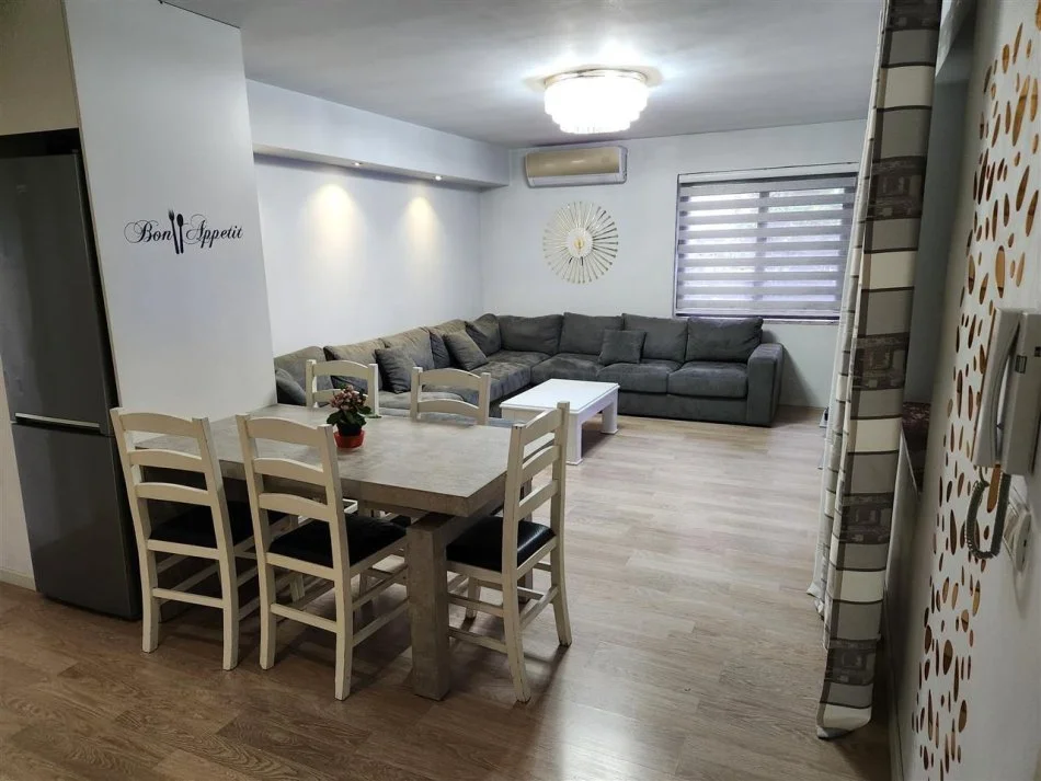 Tirane, jepet me qera apartament 1+1 Kati 0, 500 € (Bill klinton)