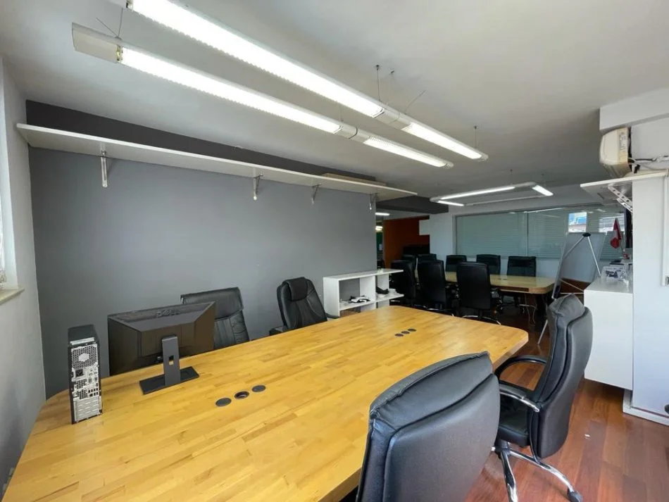 Tirane, jepet me qera zyre Kati 2, 156 m² 2.000 € (Bllok)