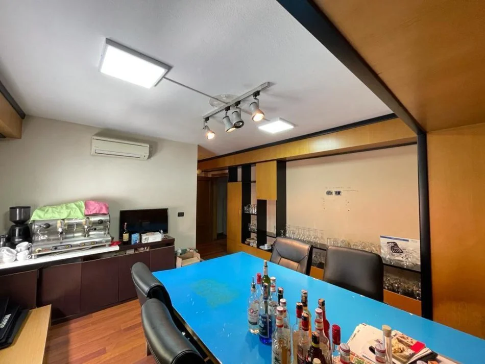 Tirane, jepet me qera zyre Kati 2, 156 m² 2.000 € (Bllok)