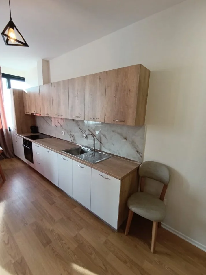 Tirane, jepet me qera apartament 1+1 Kati 9, 55 m² 450 € (Tek ura kristal center mundesi dhe per airbnb)