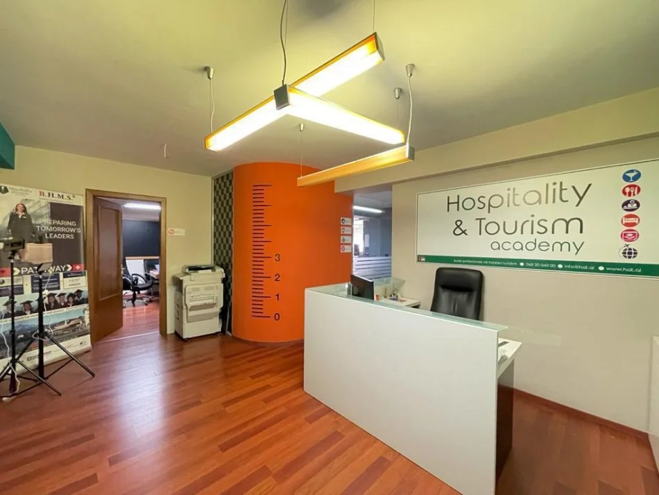 Tirane, jepet me qera zyre Kati 2, 156 m² 2.000 € (Bllok)