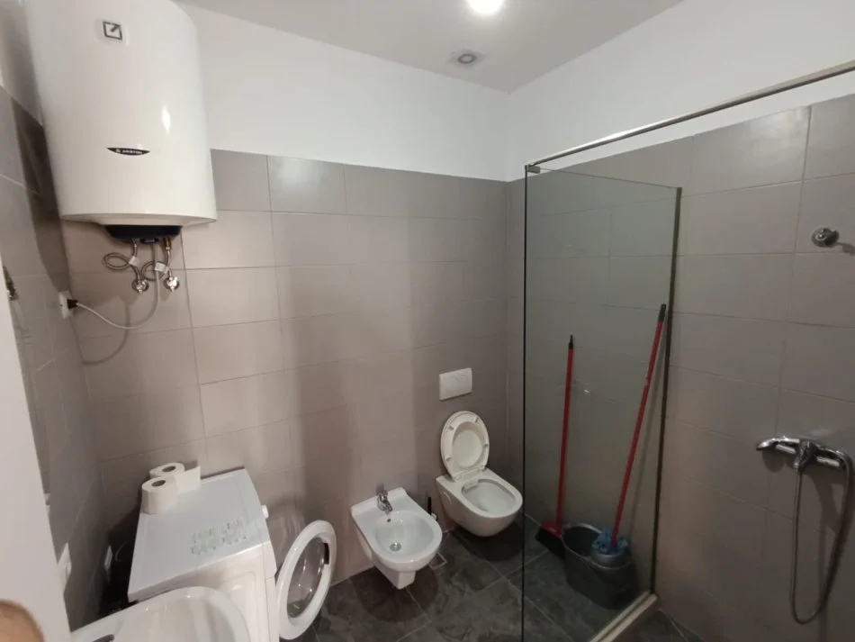 Tirane, jepet me qera apartament 1+1 Kati 9, 50 m² 400 € (Perballe kristal mundesi dhe per airbnb)