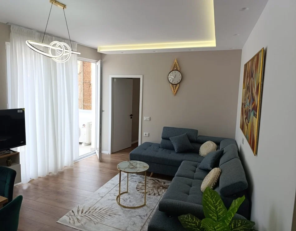 Tirane, jepet me qera apartament 2+1+Aneks+Ballkon Kati 3, 104 m² 999 € (Qender rruga barrikadave)