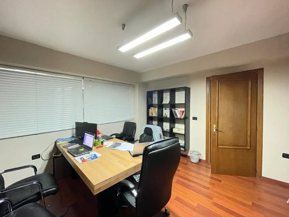 Tirane, jepet me qera zyre Kati 2, 156 m² 2.000 € (Bllok)