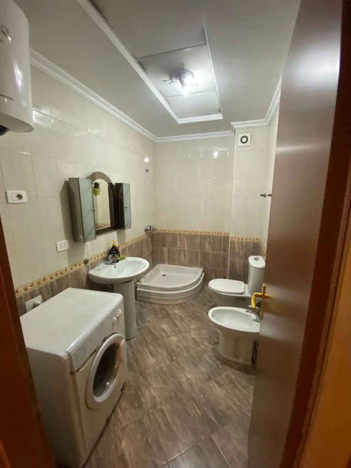 Tirane, jepet me qera apartament 2+1+Aneks+Ballkon Kati 3, 105 m² 600 € (Kristal center komuna parisit)