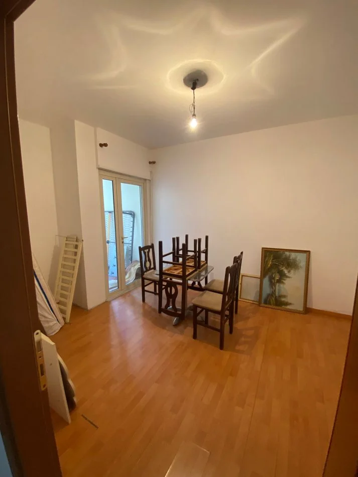 Tirane, jepet me qera apartament 2+1+Aneks+Ballkon Kati 3, 105 m² 600 € (Kristal center komuna parisit)