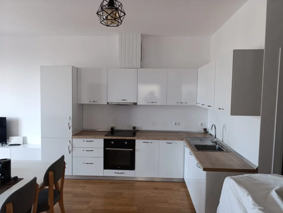 Tirane, jepet me qera apartament 2+1+Aneks+Ballkon Kati 9, 90 m² 800 € (Tek ura kristal center)