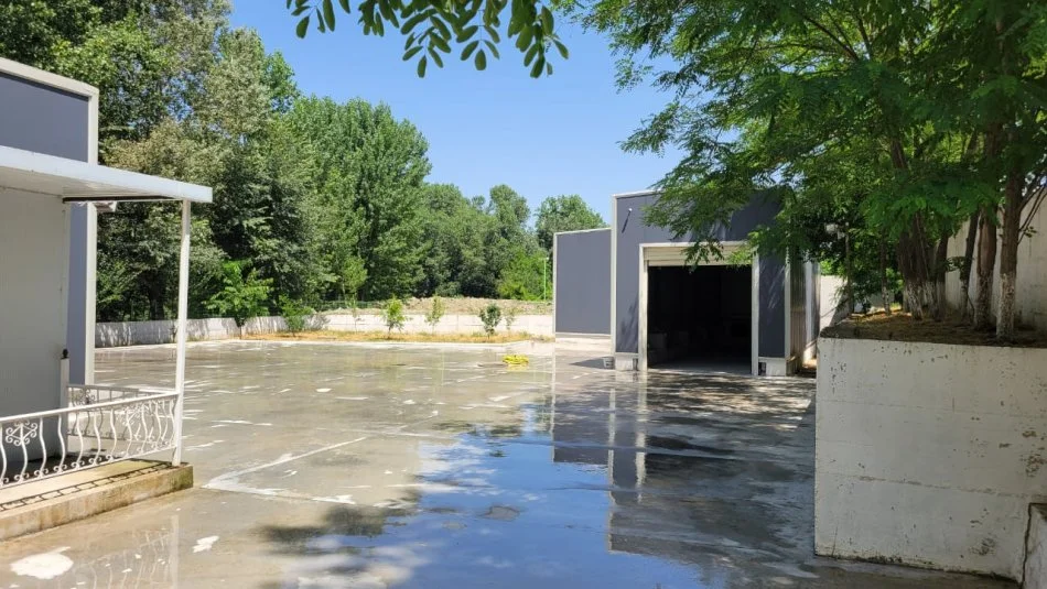 Shitet pronë pranë Aeroportit të Rinasit