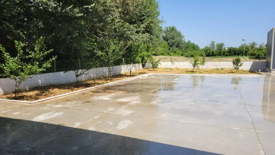 Shitet pronë pranë Aeroportit të Rinasit