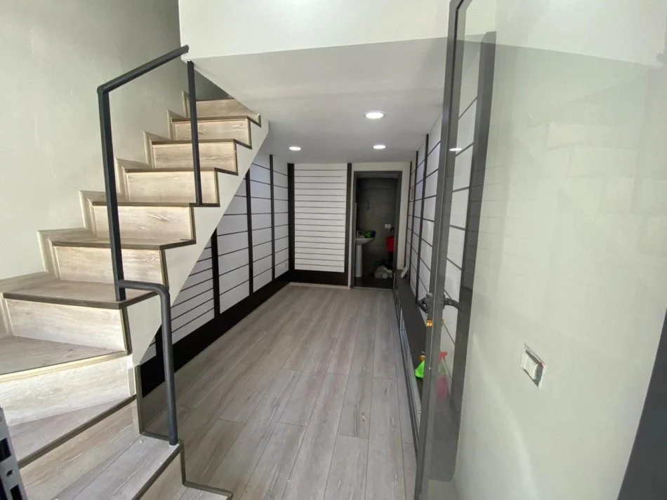 Tirane, jepet me qera dyqan Kati 0, 30 m² 309 €