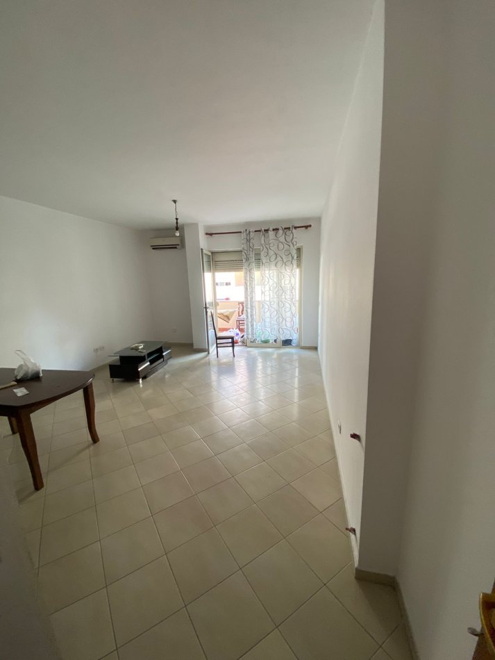 Tirane, jepet me qera apartament 2+1+Aneks+Ballkon Kati 3, 107 m² 600 € (Tek kristal center jepet dhe e mobiluar)