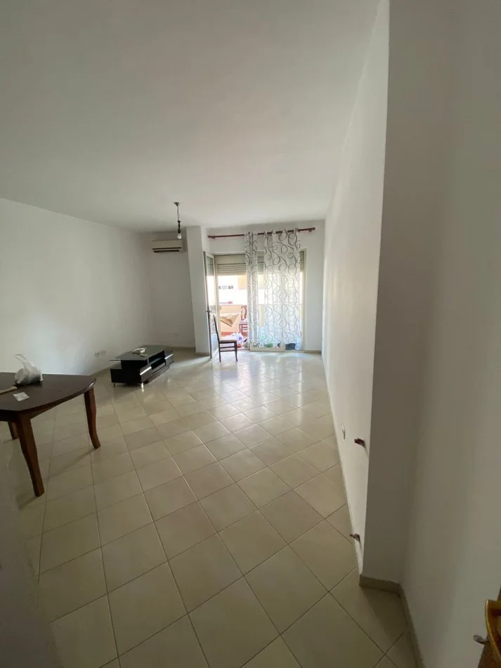 Tirane, jepet me qera apartament 2+1+Aneks+Ballkon Kati 3, 107 m² 600 € (Tek kristal center jepet dhe e mobiluar)