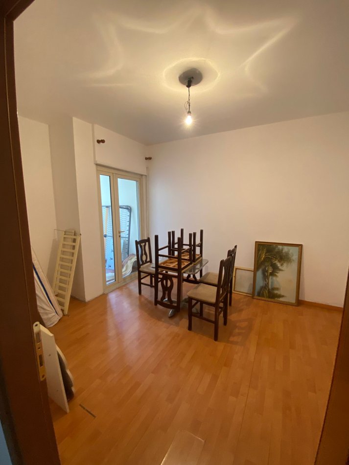 Tirane, jepet me qera apartament 2+1+Aneks+Ballkon Kati 3, 107 m² 600 € (Tek kristal center jepet dhe e mobiluar)