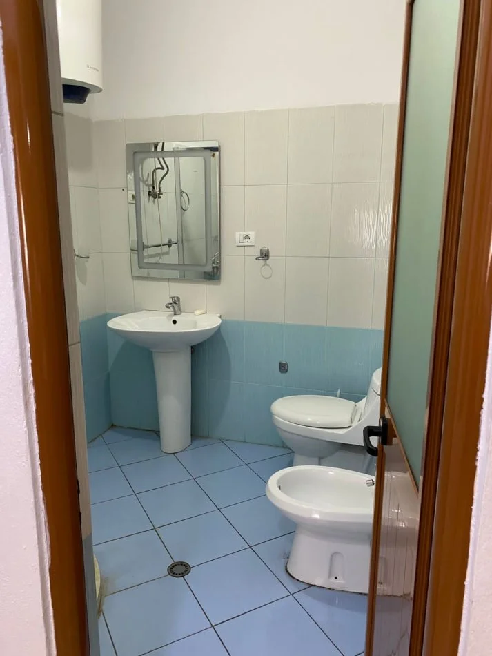 Tirane, jepet me qera apartament 1+1+Ballkon Kati 4, 60 m² 400 € (Blv Migjeni)