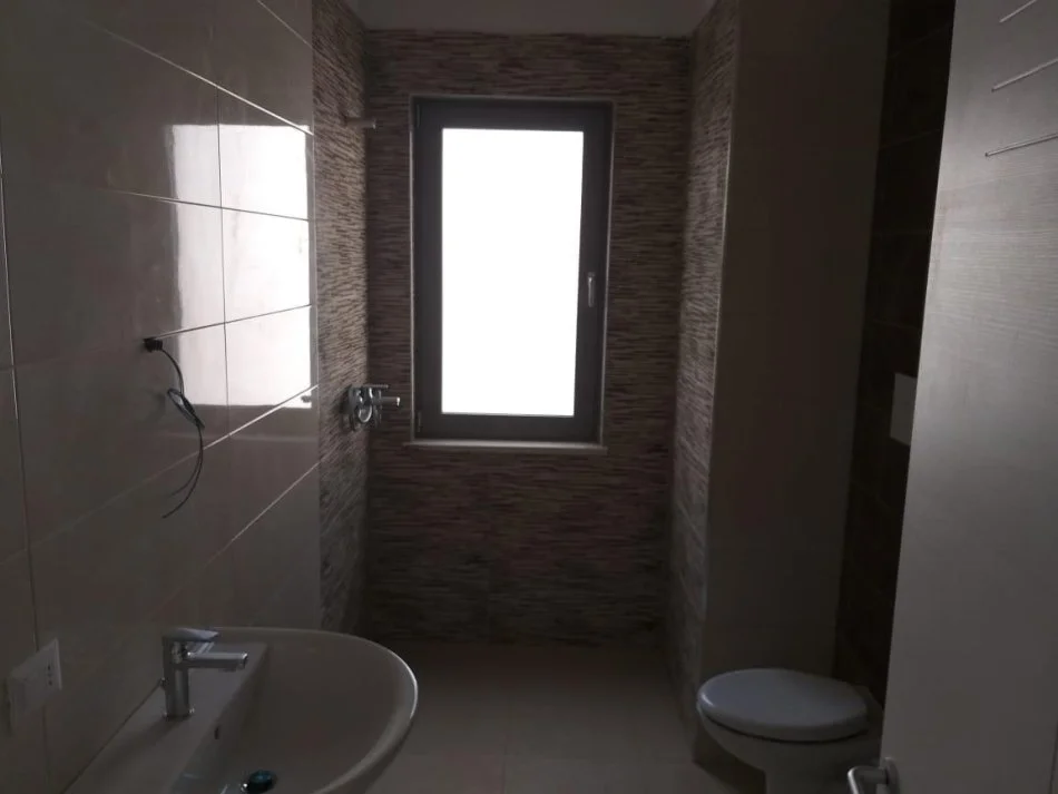 Tirane, jepet me qira apartament 2+1+ post parkimi , 98 m² (Rr.e Dibres) 700€